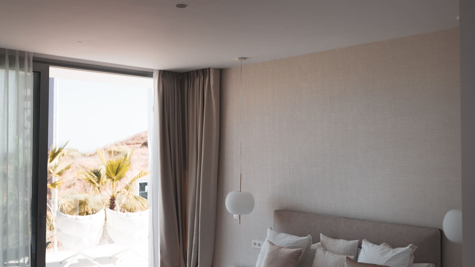 Quarto duplo com roupa de cama branca na Casa da Vila